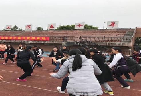 说明:图八:学员们自由练习八段锦.jpg